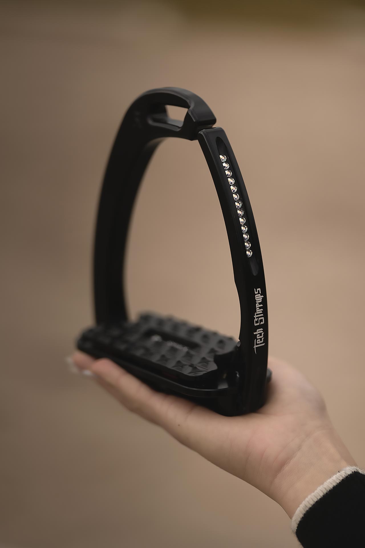Tech Stirrups — Crystal details (02)