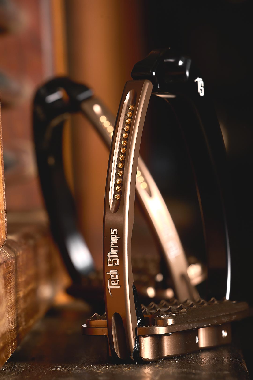 Tech Stirrups — Crystal details (05)
